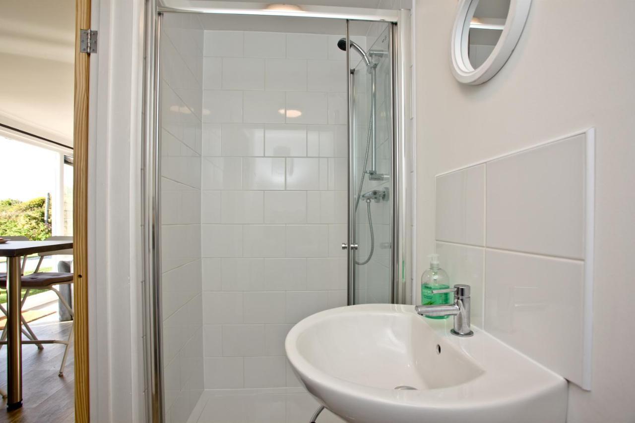Wheal Prosper- Beautifully Fitted Wooden Lodge Helston Cornwall エクステリア 写真