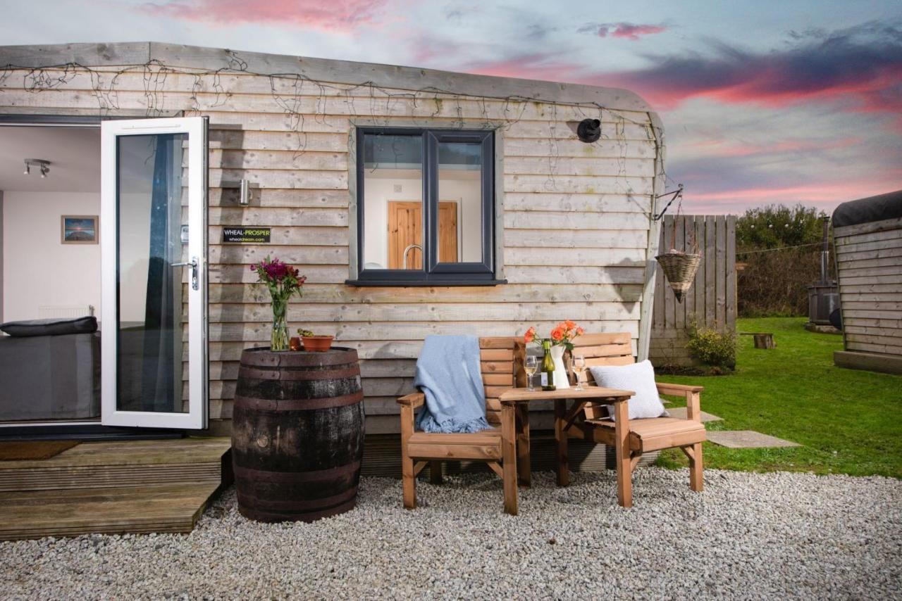 Wheal Prosper- Beautifully Fitted Wooden Lodge Helston Cornwall エクステリア 写真