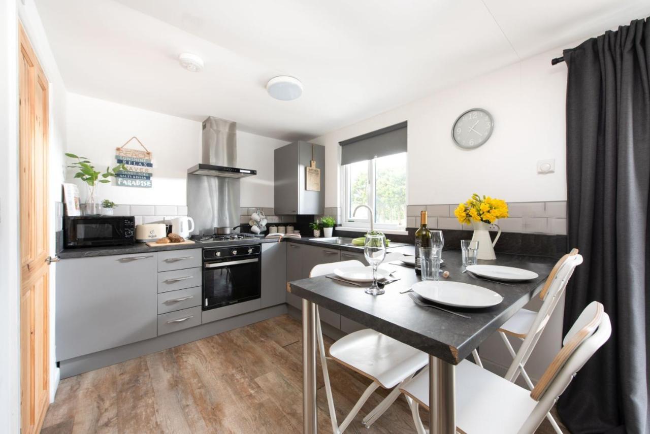 Wheal Prosper- Beautifully Fitted Wooden Lodge Helston Cornwall エクステリア 写真