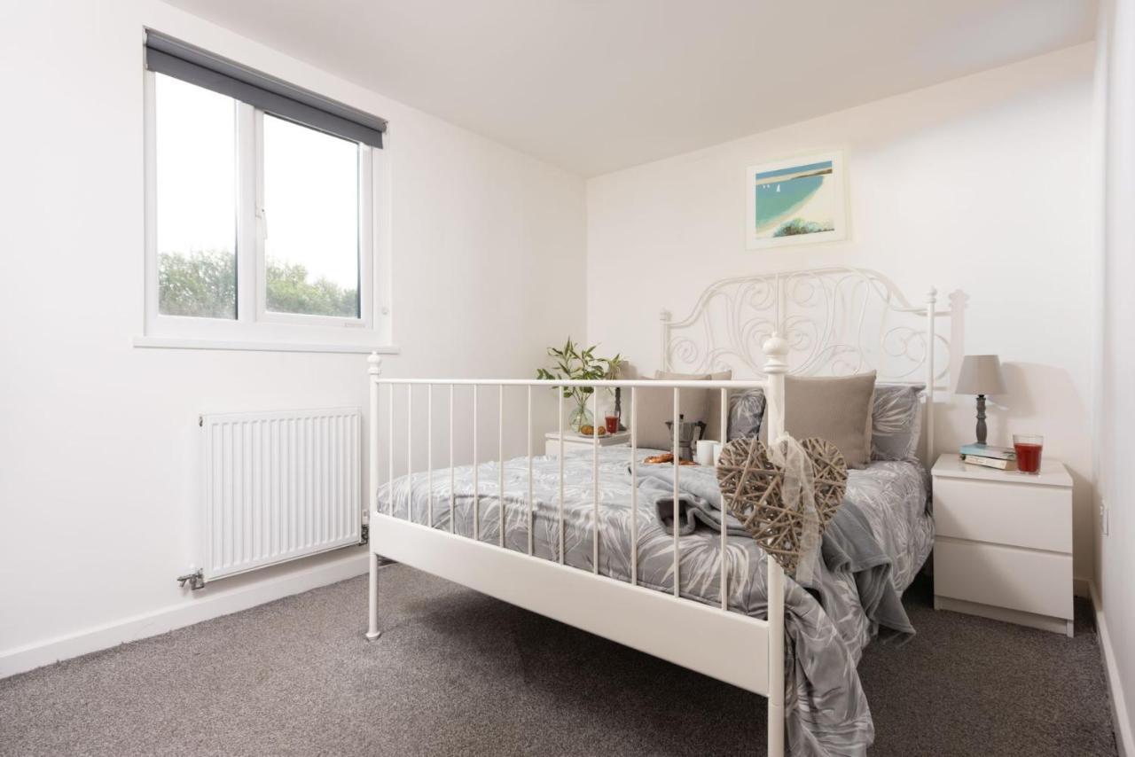 Wheal Prosper- Beautifully Fitted Wooden Lodge Helston Cornwall エクステリア 写真