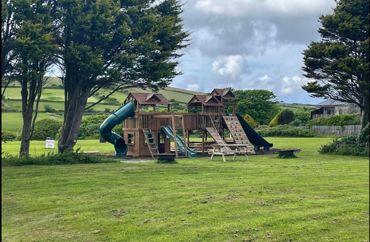 Wheal Prosper- Beautifully Fitted Wooden Lodge Helston Cornwall エクステリア 写真